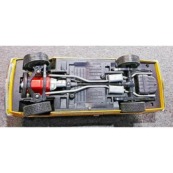 Road Signature 1969 Plymouth Cuda Barracuda 1:18 Scale Diecast Model Car Yellow - Picture 9 of 12